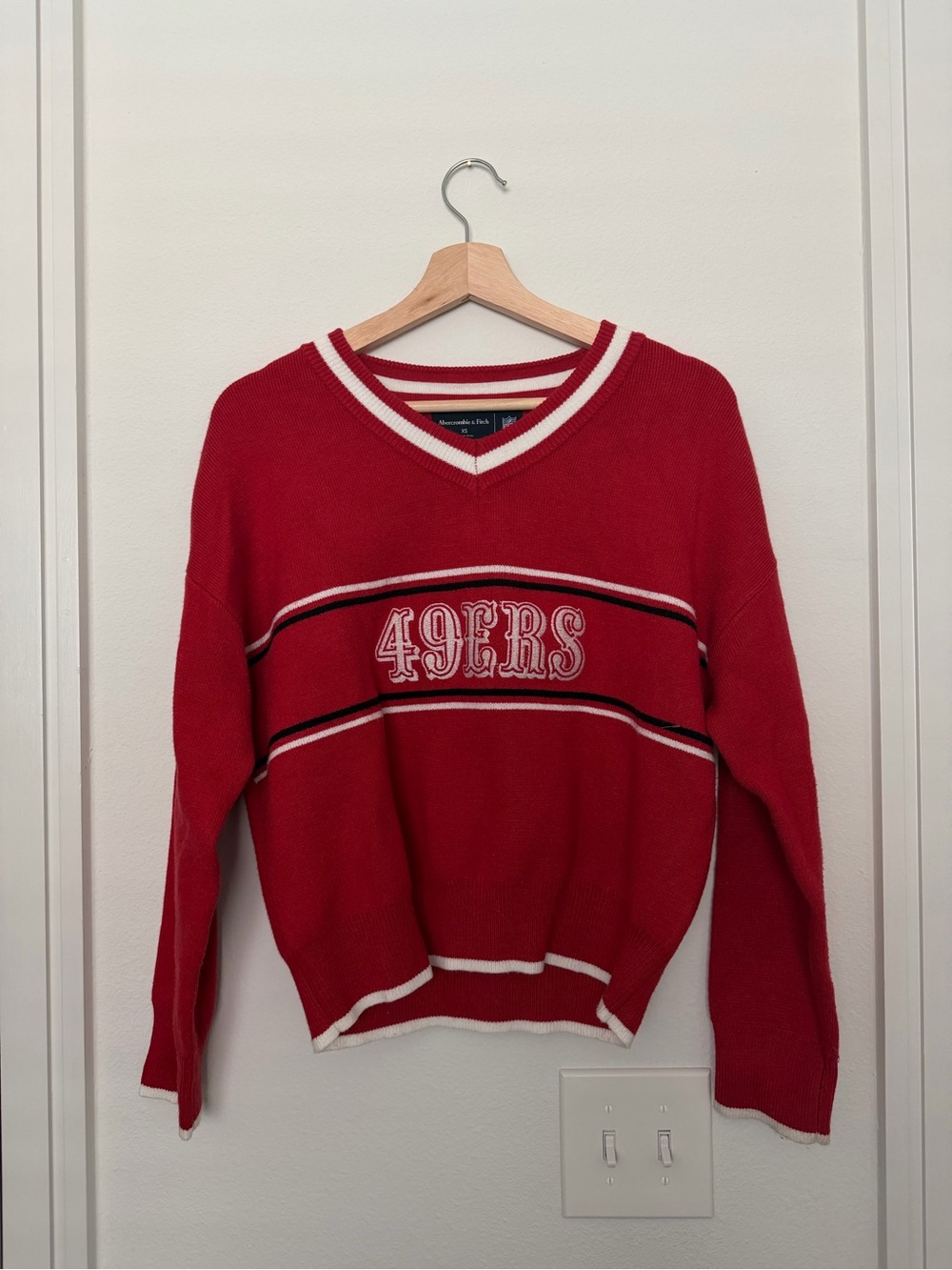 A&F • NFL 49ers red v neck sweater